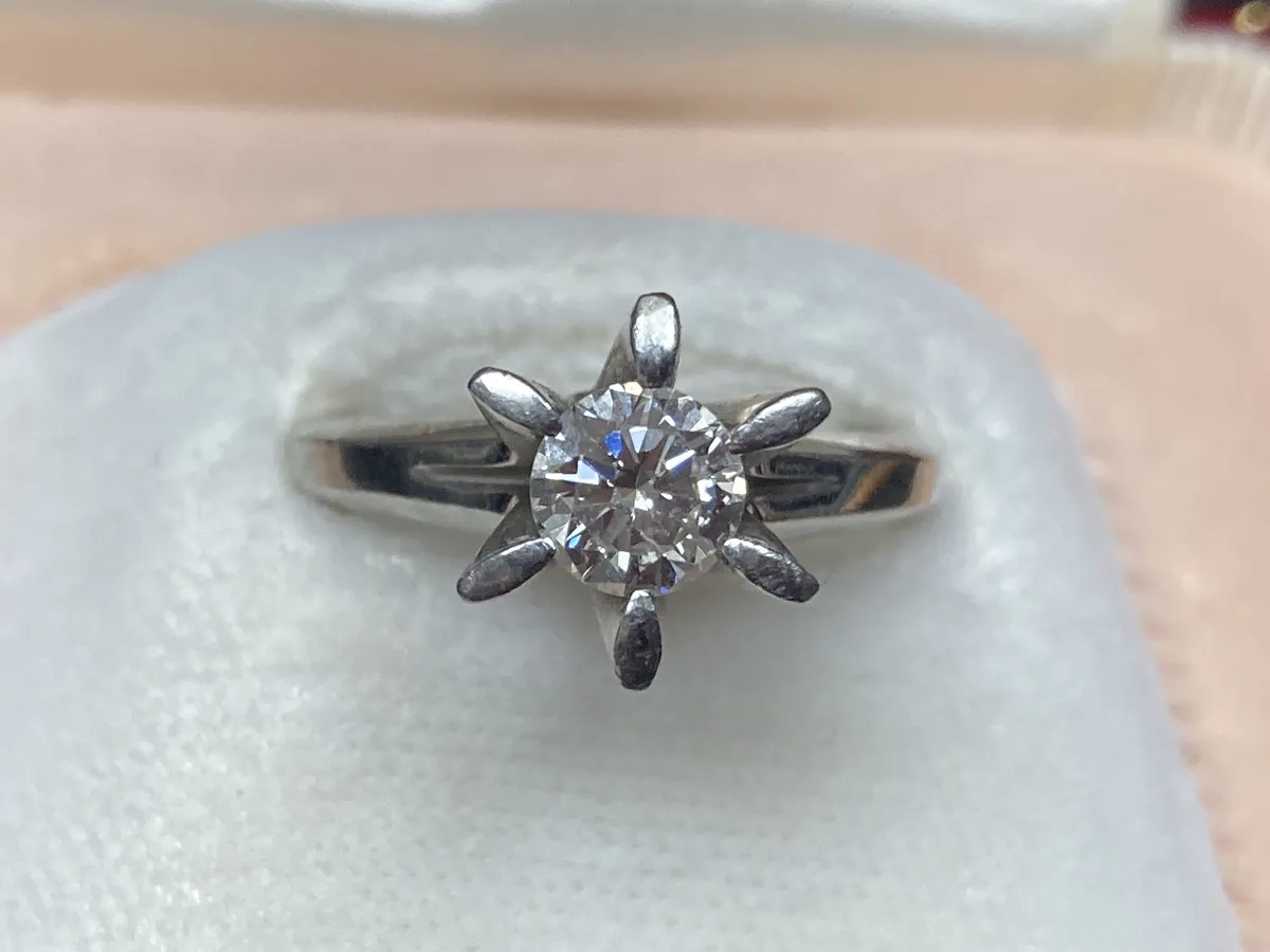 立て爪のダイヤモンド婚約指輪